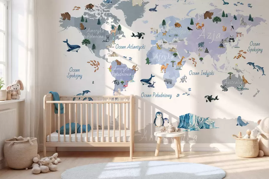 Fotobehang Een blauwe kaart in aquarelstijl met afbeeldingen van dieren, planten en architectuur. Bijschriften in het Pools c00009plv1