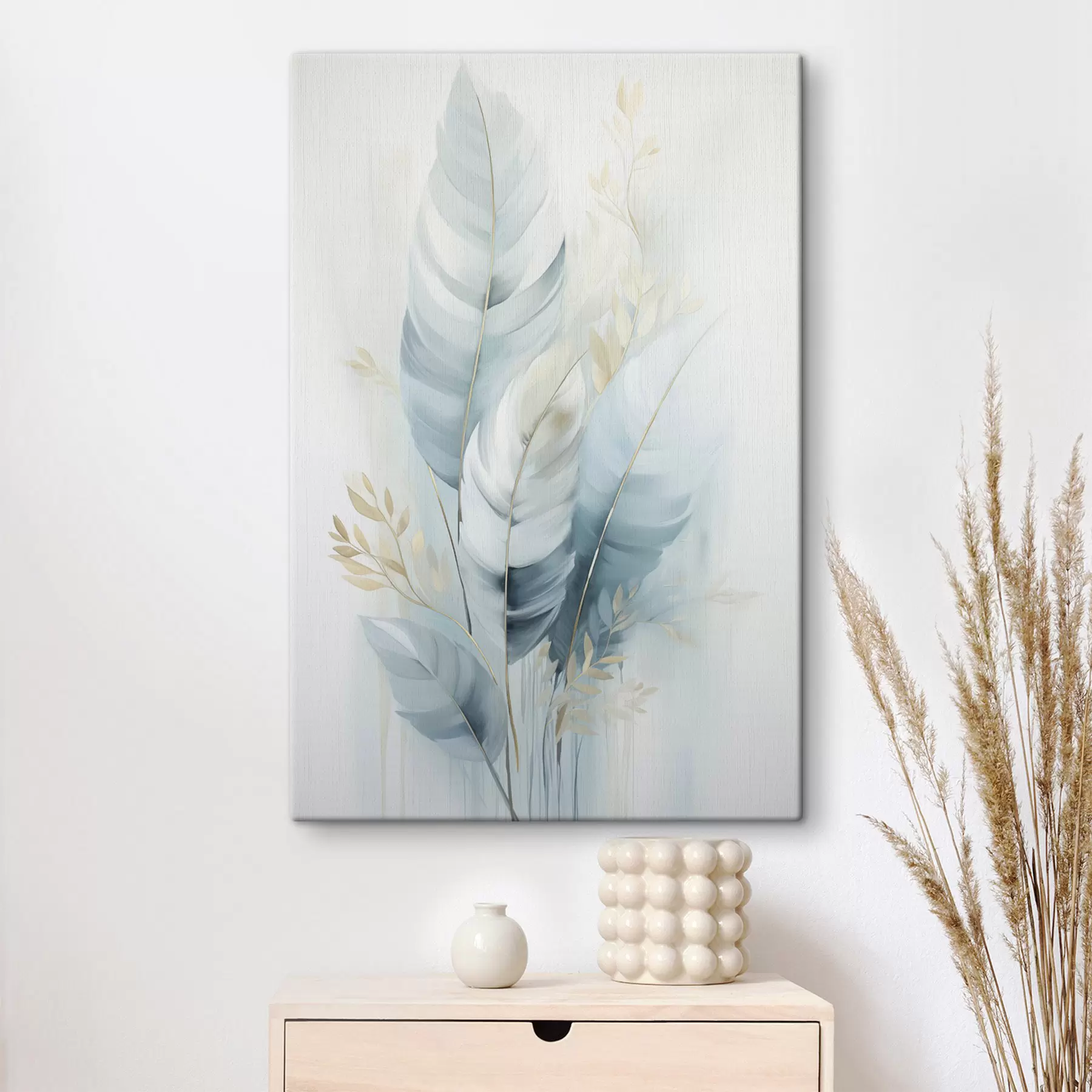  Schilderijen Grote, zachte veren in blauw- en wittinten met delicate beige blaadjes s48749