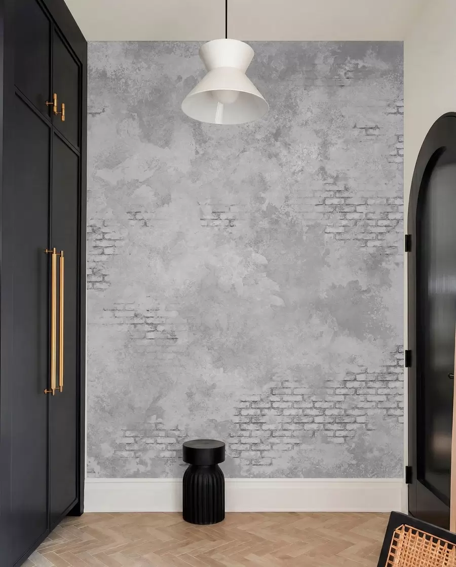 Fotobehang Grungegrijs pleisterwerk met stukken zichtbare baksteen w05161v2
