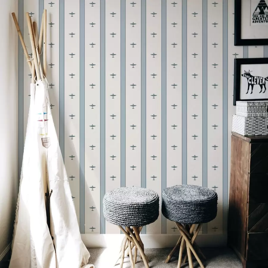 Fotobehang Kleine vliegtuigjes met strepen op een blauwe achtergrond a01171