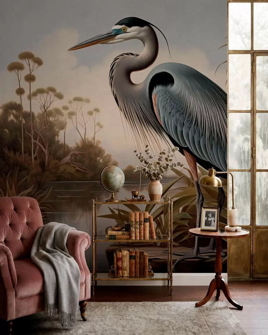 Fotobehang Een reiger bij het water tussen de planten aan de oever w05572