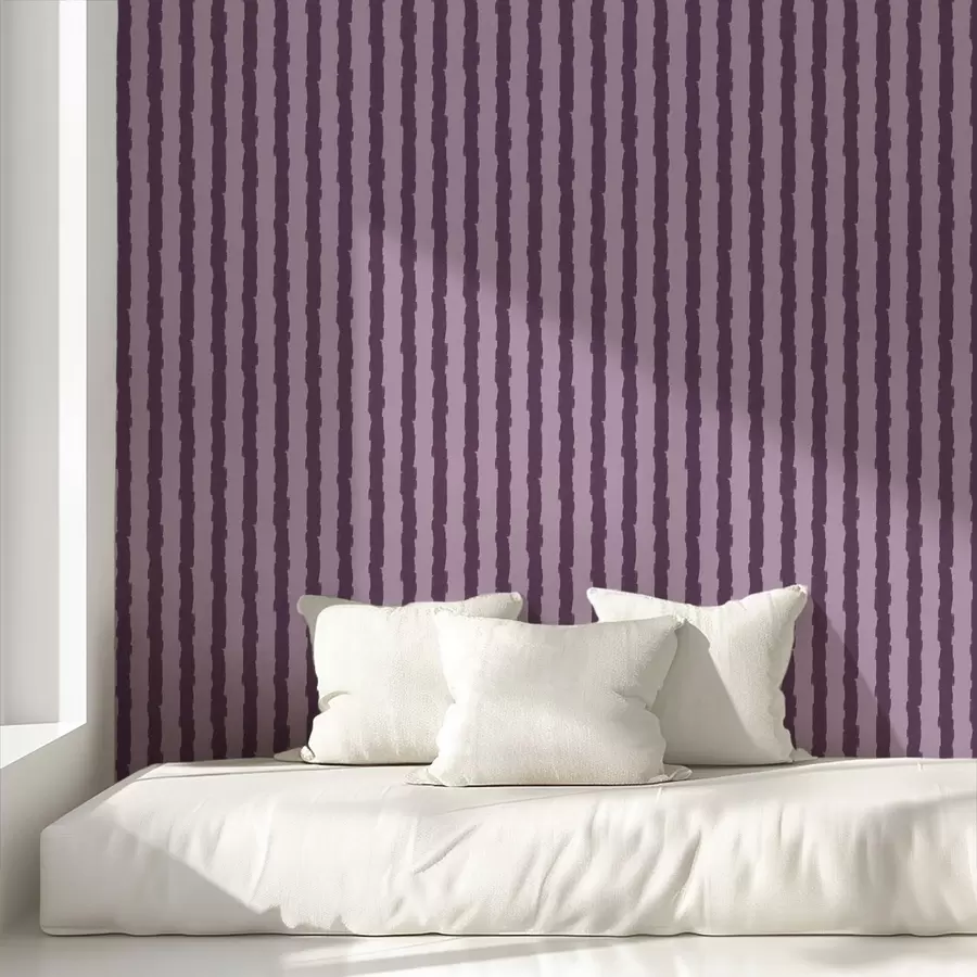 Papier peint photo Des traits de pinceau verticaux violets sur un fond lilas a01191v3