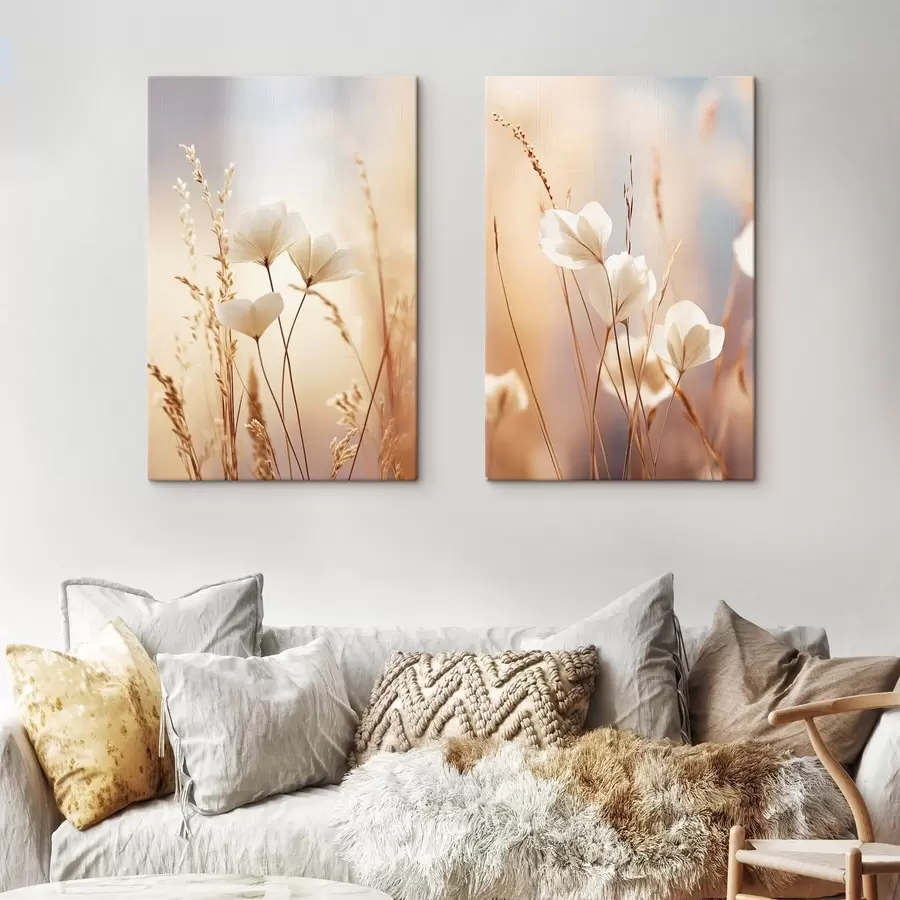 Papier peint photo Des fleurs, entourées de tiges d'herbe sèche, sur un arrière-plan doux et flou m30483