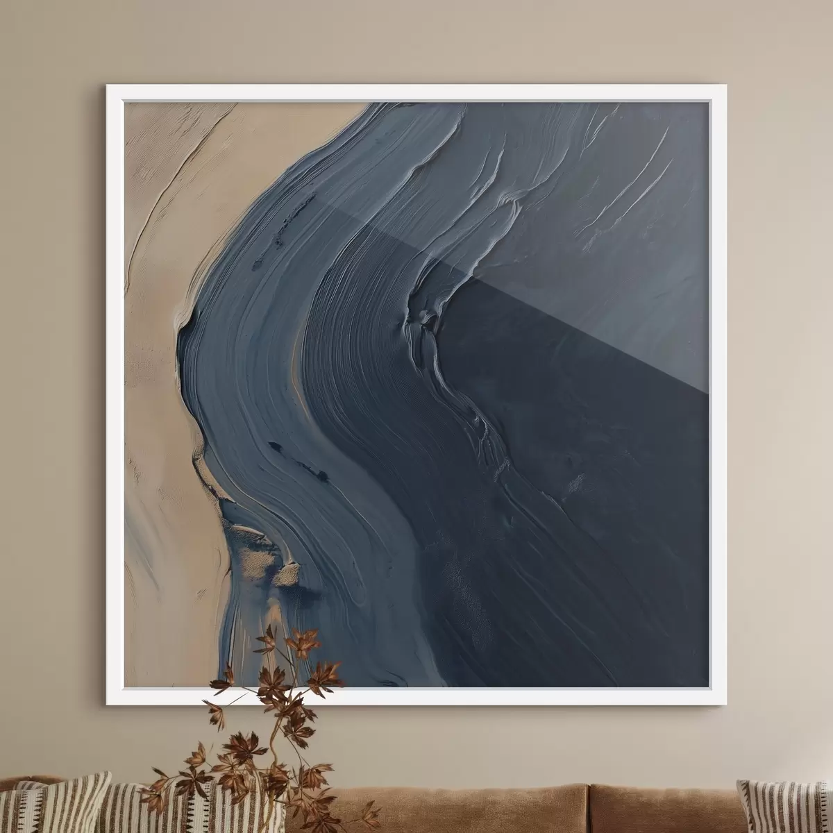 Affiche Vagues abstraites d'un bleu profond sur fond beige, avec des coups de pinceau expressifs dans un style de peinture à l'huile f48884