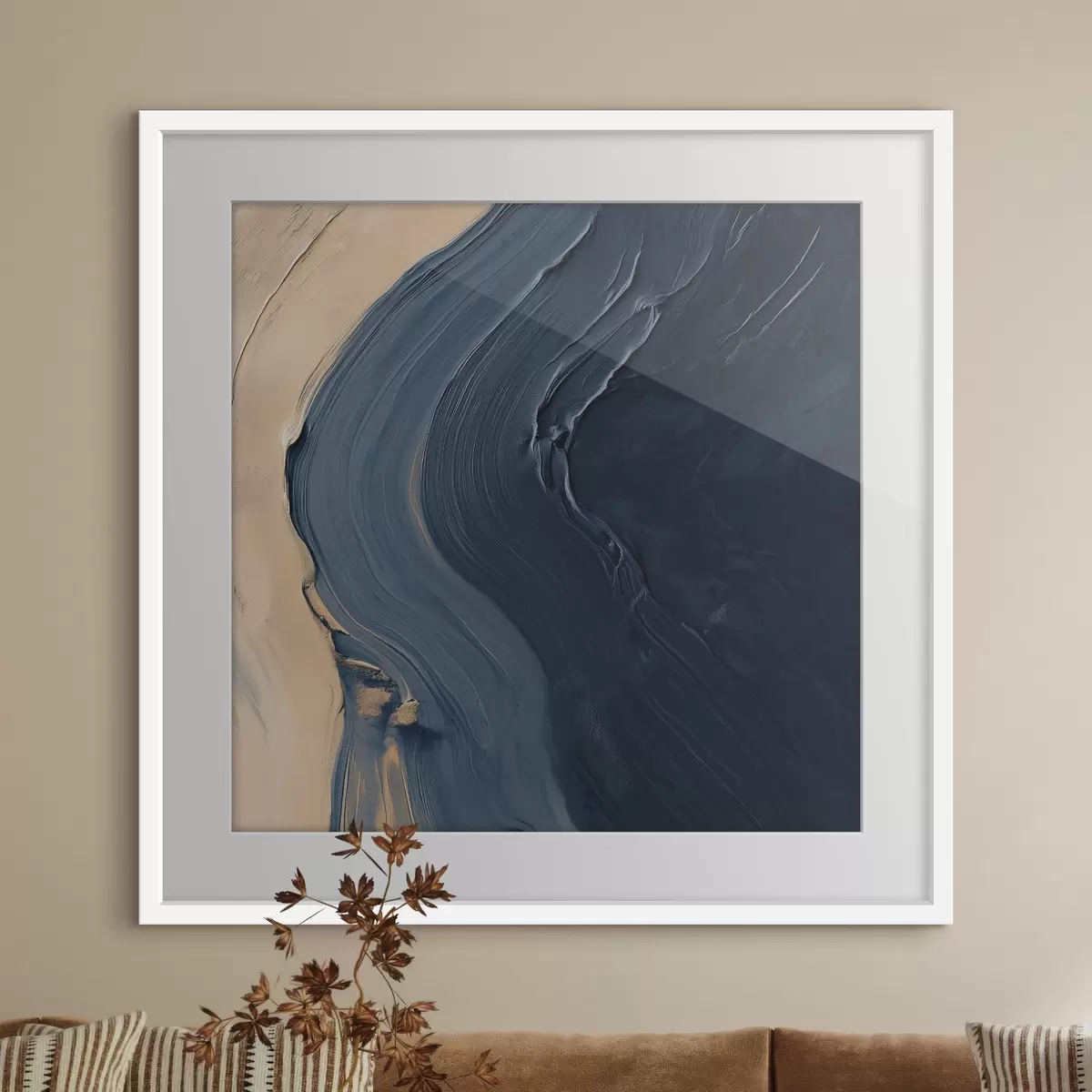 Affiche Vagues abstraites d'un bleu profond sur fond beige, avec des coups de pinceau expressifs dans un style de peinture à l'huile f48884