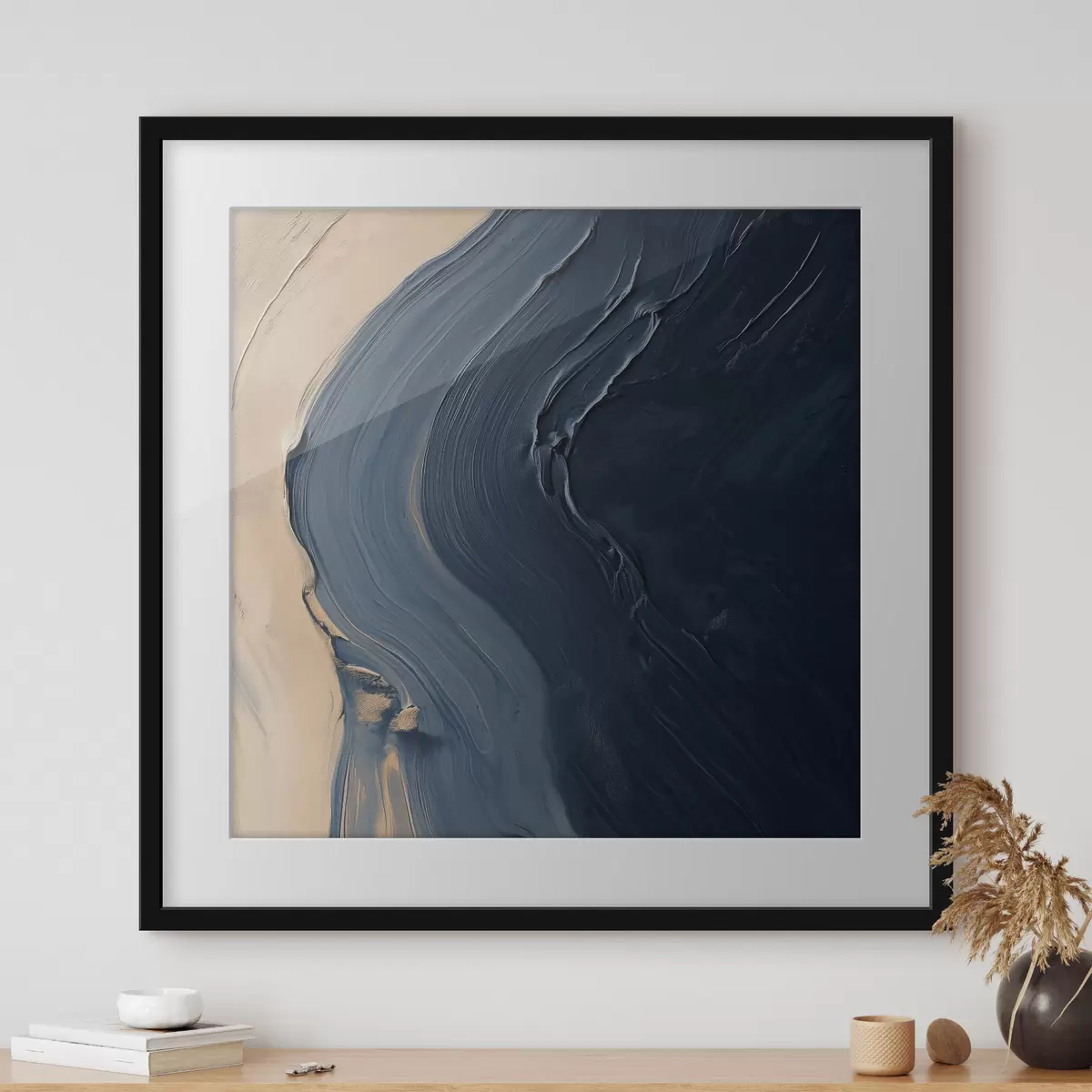 Affiche Vagues abstraites d'un bleu profond sur fond beige, avec des coups de pinceau expressifs dans un style de peinture à l'huile f48884