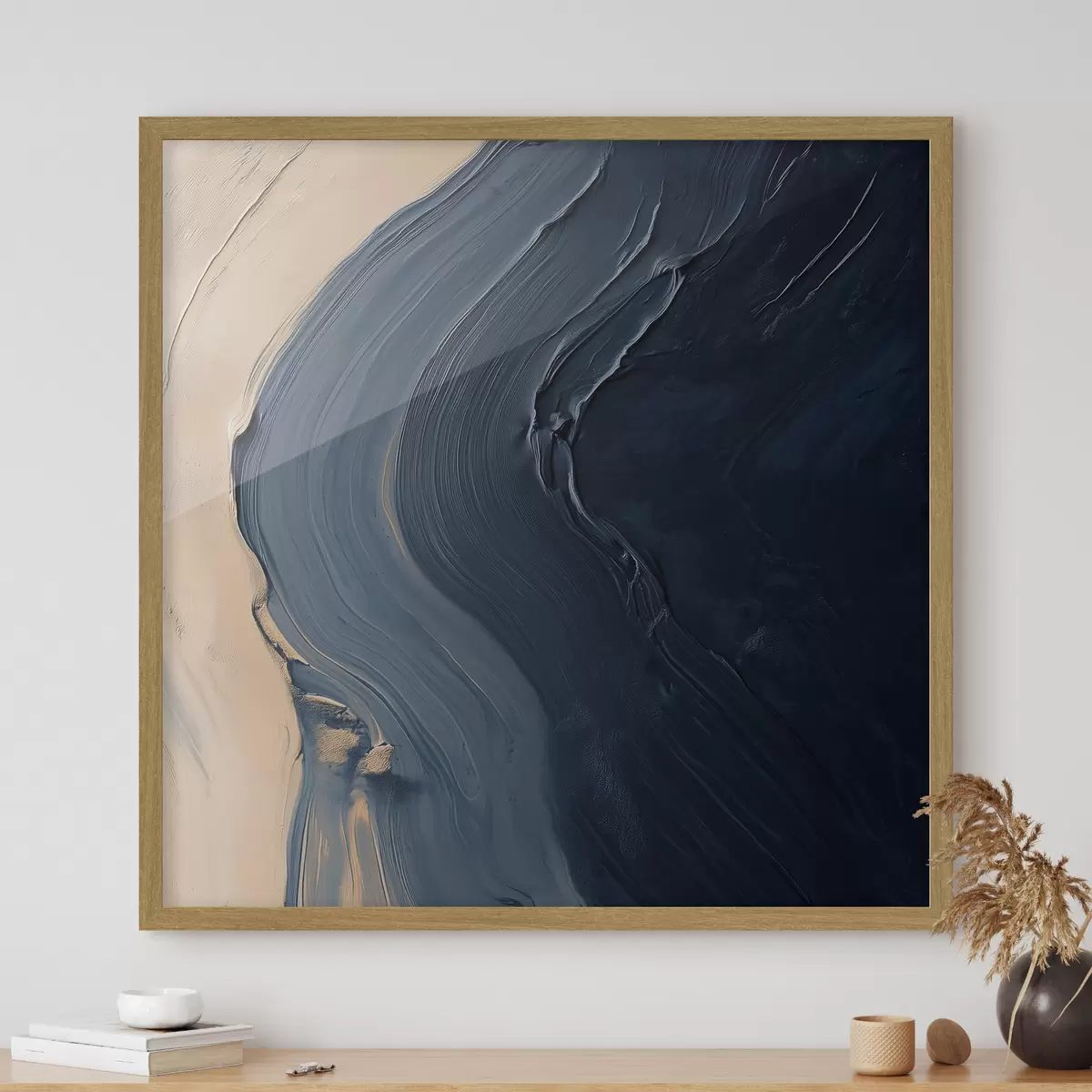Affiche Vagues abstraites d'un bleu profond sur fond beige, avec des coups de pinceau expressifs dans un style de peinture à l'huile f48884