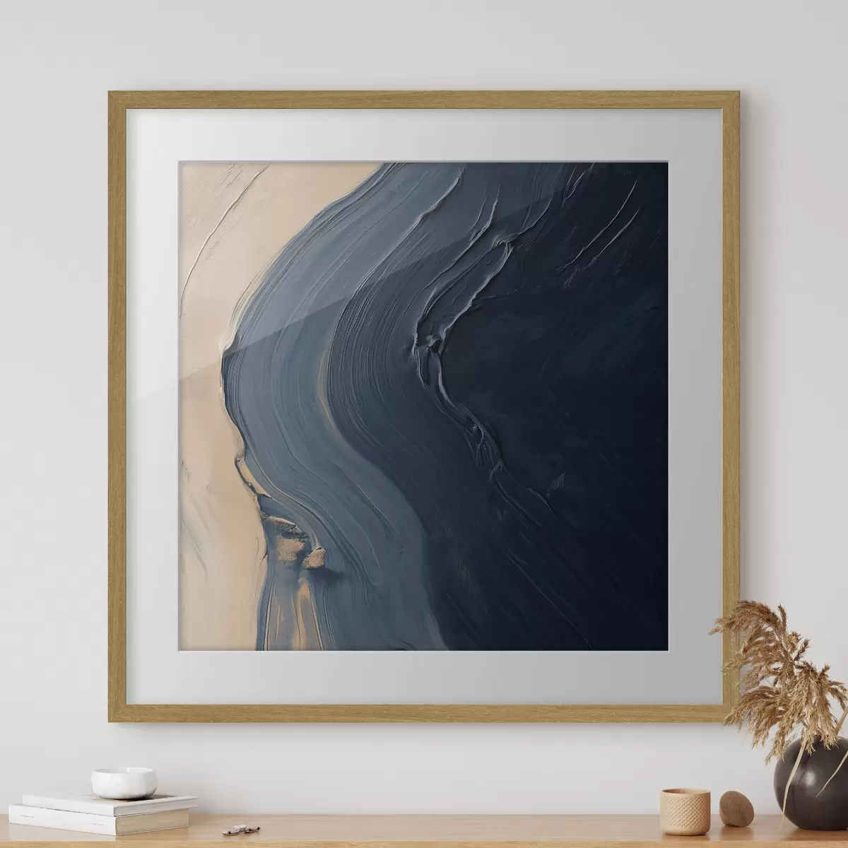 Affiche Vagues abstraites d'un bleu profond sur fond beige, avec des coups de pinceau expressifs dans un style de peinture à l'huile f48884