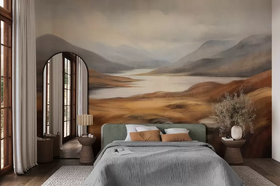 Fotobehang Een landschap met reliëf, een meer omringd door heuvels en bergen onder een bewolkte hemel met droog gras w09756