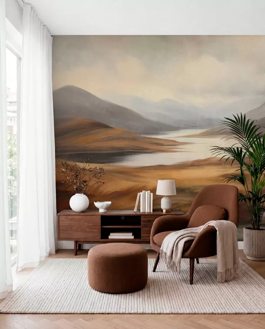 Fotobehang Een landschap met reliëf, een meer omringd door heuvels en bergen onder een bewolkte hemel met droog gras w09756