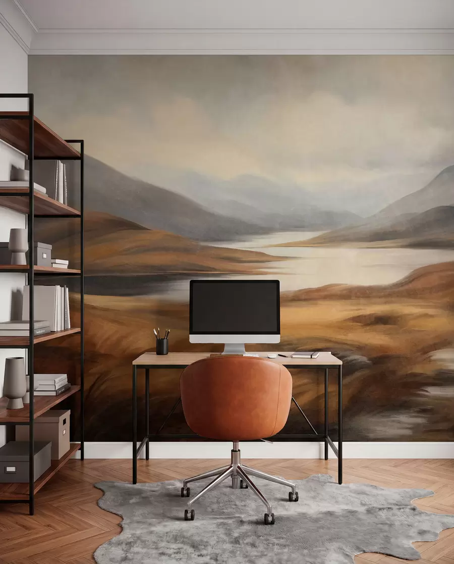 Fotobehang Een landschap met reliëf, een meer omringd door heuvels en bergen onder een bewolkte hemel met droog gras w09756