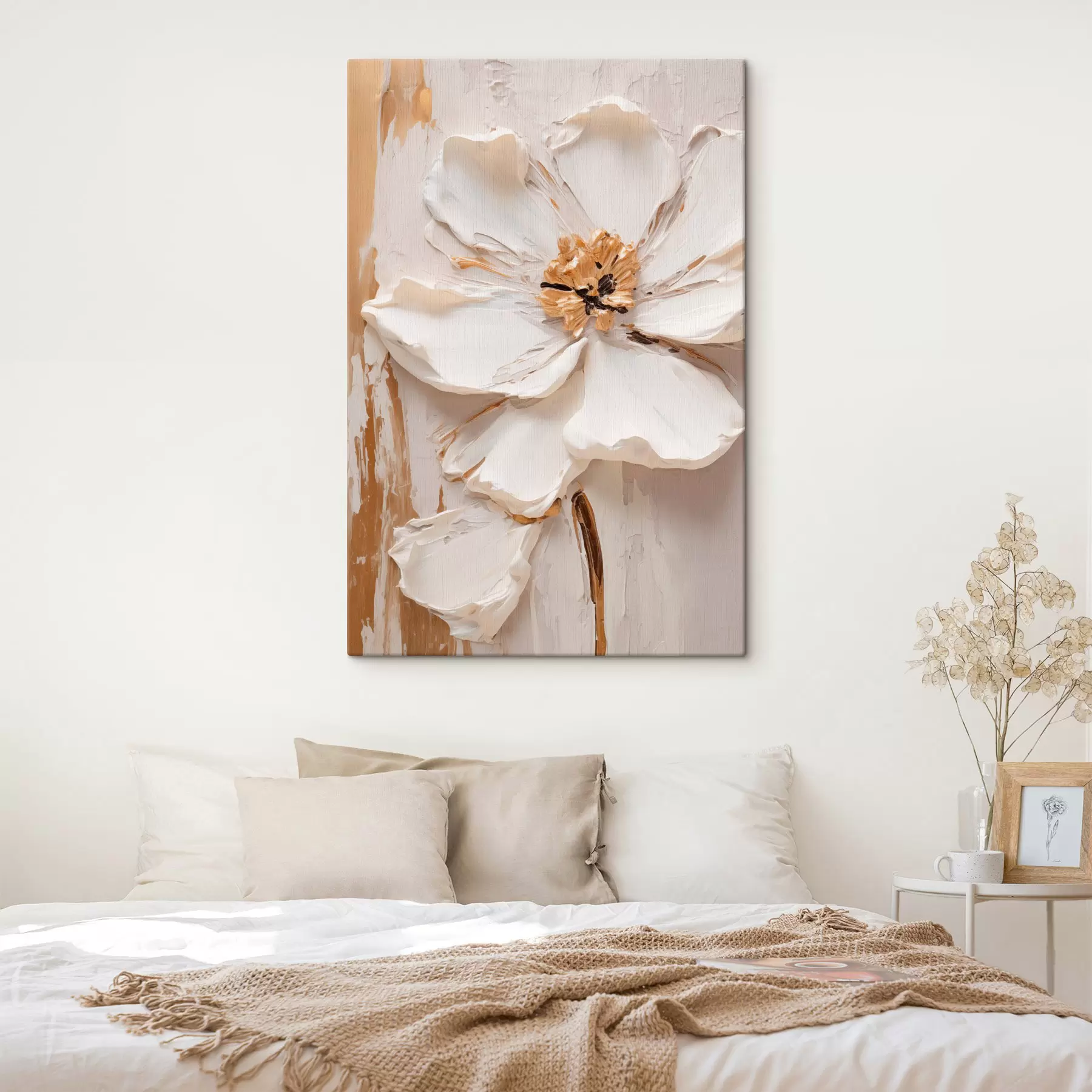  Schilderijen Een witte bloem met reliëf, delicate bloemblaadjes en een abstracte achtergrond s49486