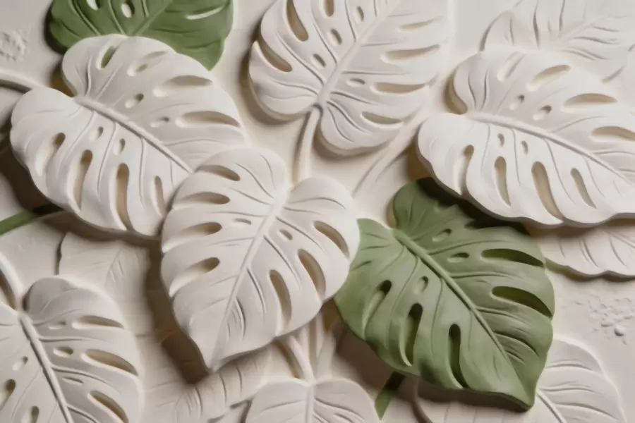 Fotobehang Botanische monstera-bladeren in reliëf in crèmekleurige en groene tinten w09883