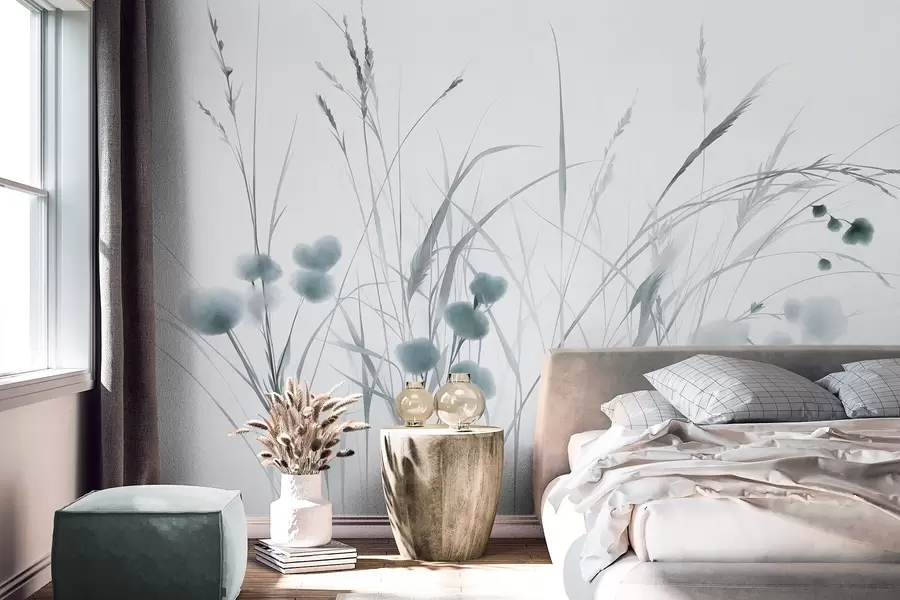Fotobehang Hoog gras en kleine blauwe wilde bloemen tegen een lichte achtergrond, in een boho-stijl met veel textuur w09902v1