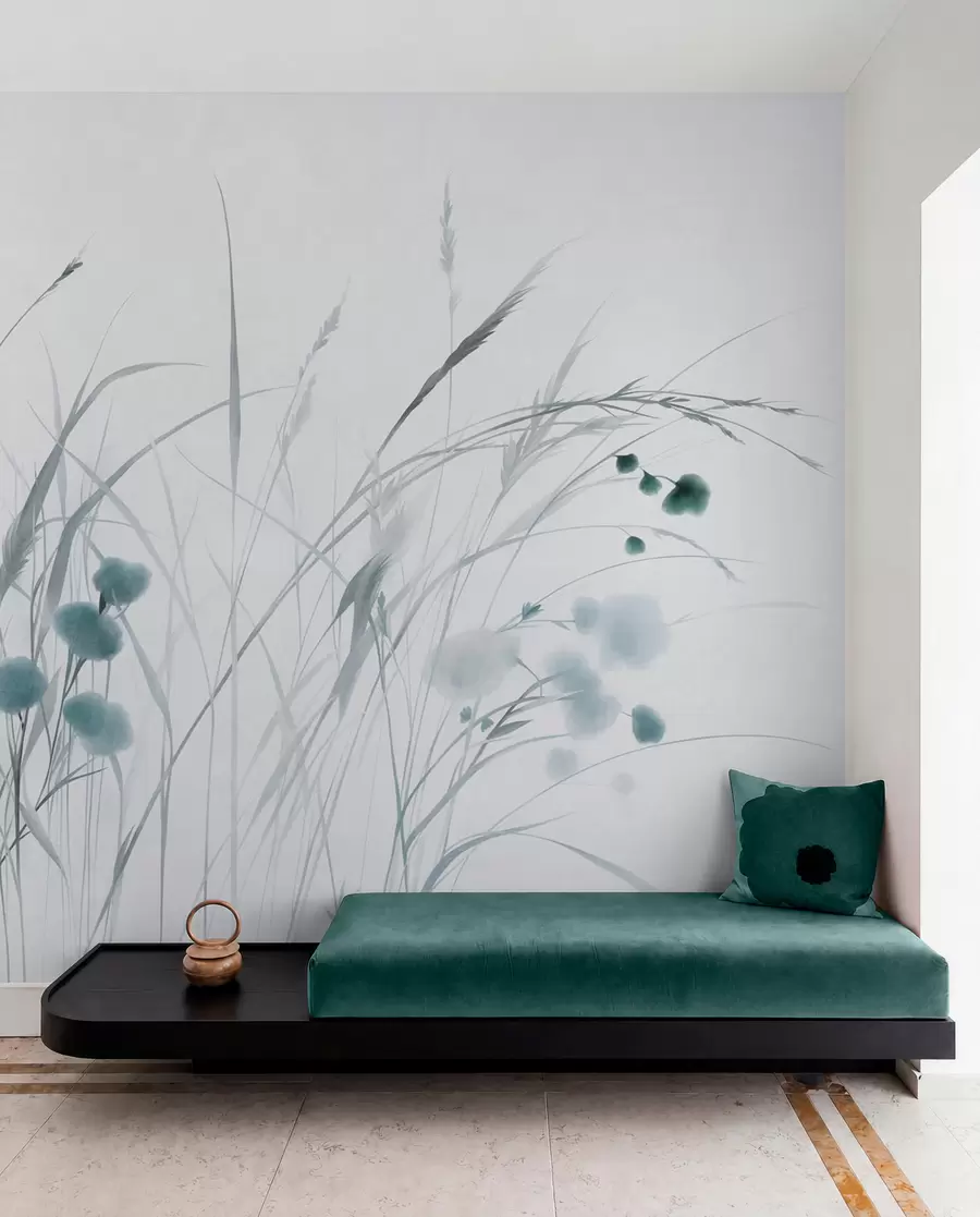 Fotobehang Hoog gras en kleine blauwe wilde bloemen tegen een lichte achtergrond, in een boho-stijl met veel textuur w09902v1