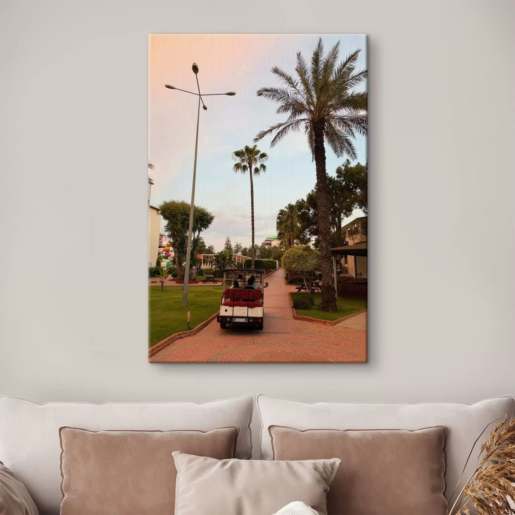  Peintures Allée du complexe hôtelier bordée de palmiers et d'une voiturette électrique s49695