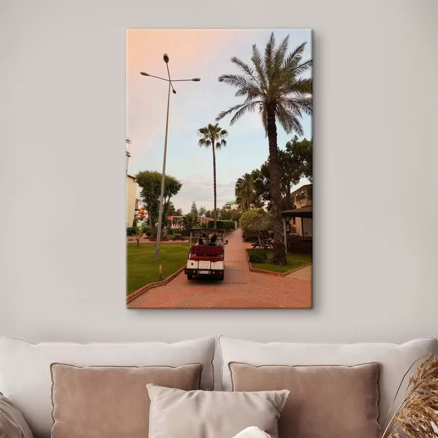  Peintures Allée du complexe hôtelier bordée de palmiers et d'une voiturette électrique s49695