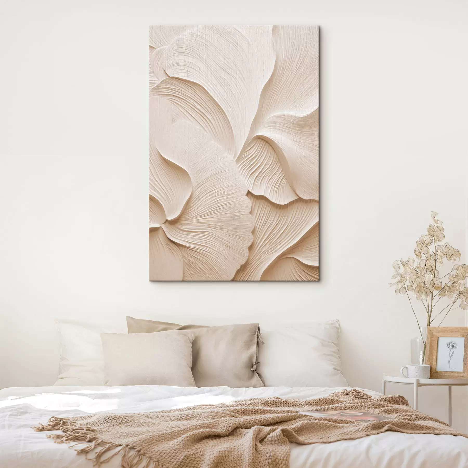  Peintures Des feuilles superposées, de couleur crème, formant des motifs floraux abstraits, une œuvre d'art texturée s49770