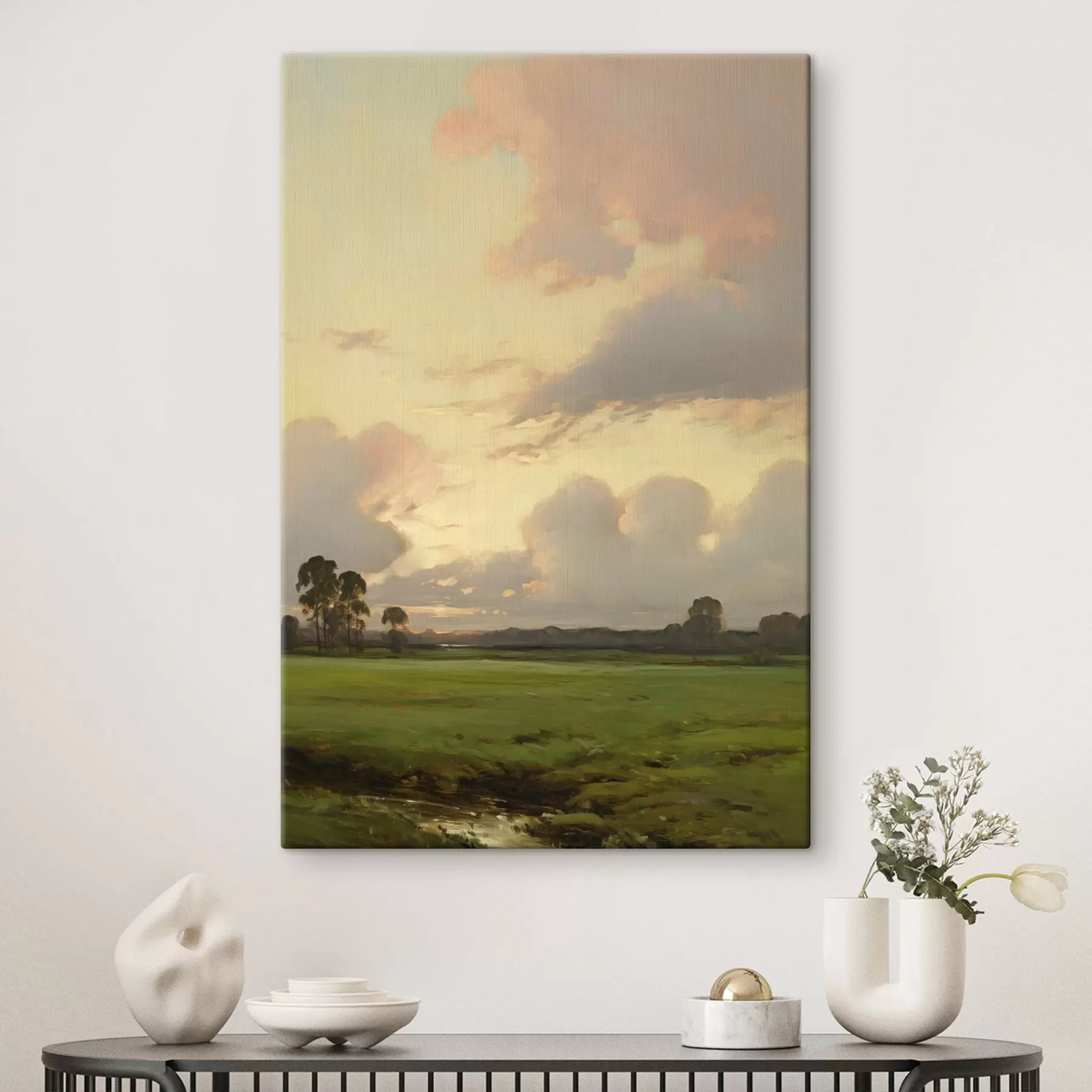 Peintures Un paysage représentant un champ herbeux avec des arbres au loin, sous un ciel nuageux s49773