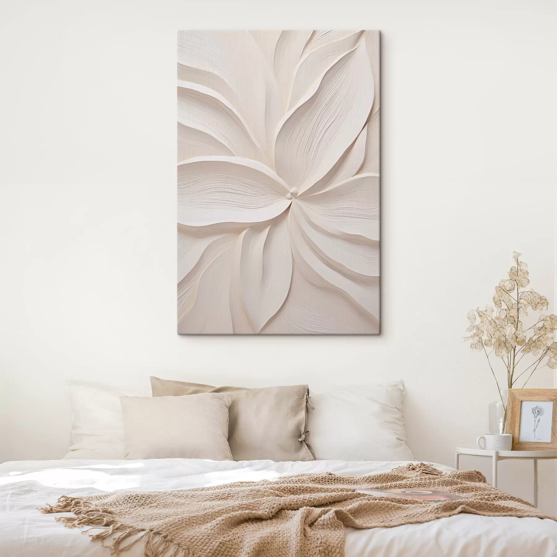  Peintures Fleur abstraite, de grande taille, d'un blanc crème, aux pétales délicats et superposés s49792