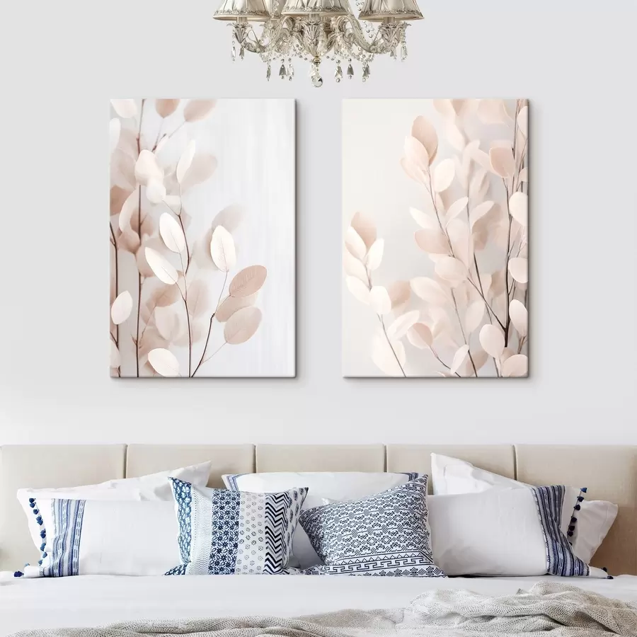 Fotobehang Lichtbeige eucalyptusbladeren tegen een lichte, gestructureerde achtergrond m30692