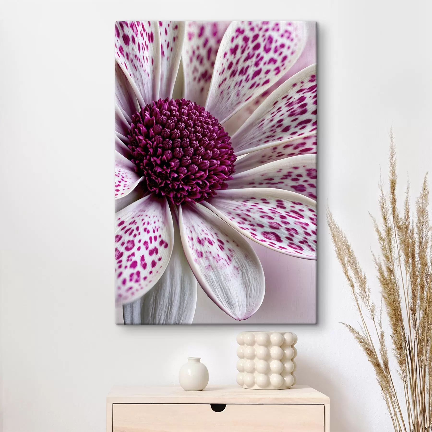  Peintures Gros plan sur une fleur ressemblant à une marguerite, parsemée de taches léopard d'un magenta éclatant s49865