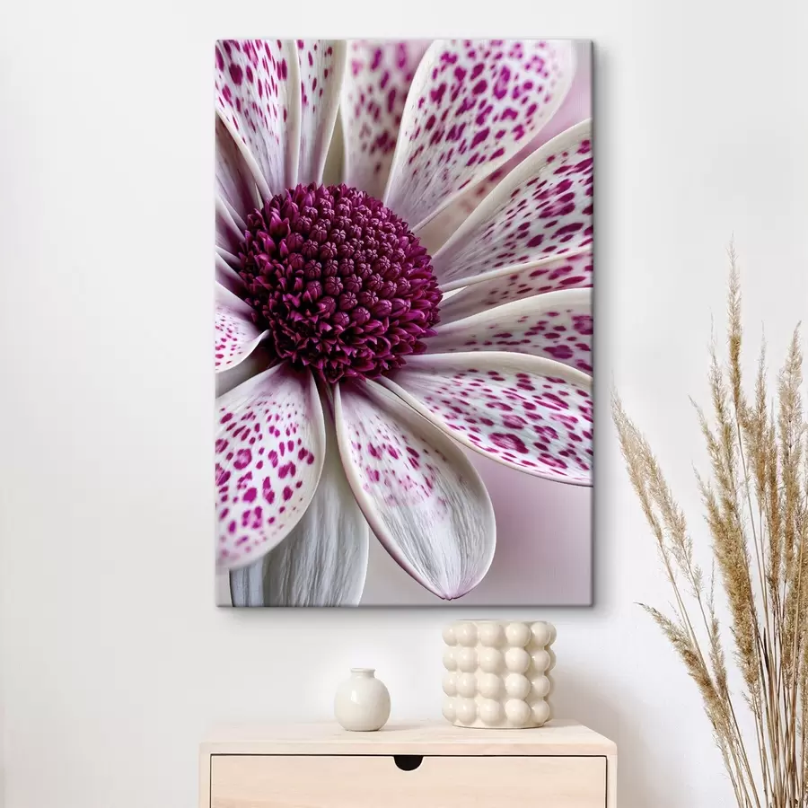  Schilderijen Close-up van een daisy-achtige bloem met levendige magenta luipaardvlekken s49865