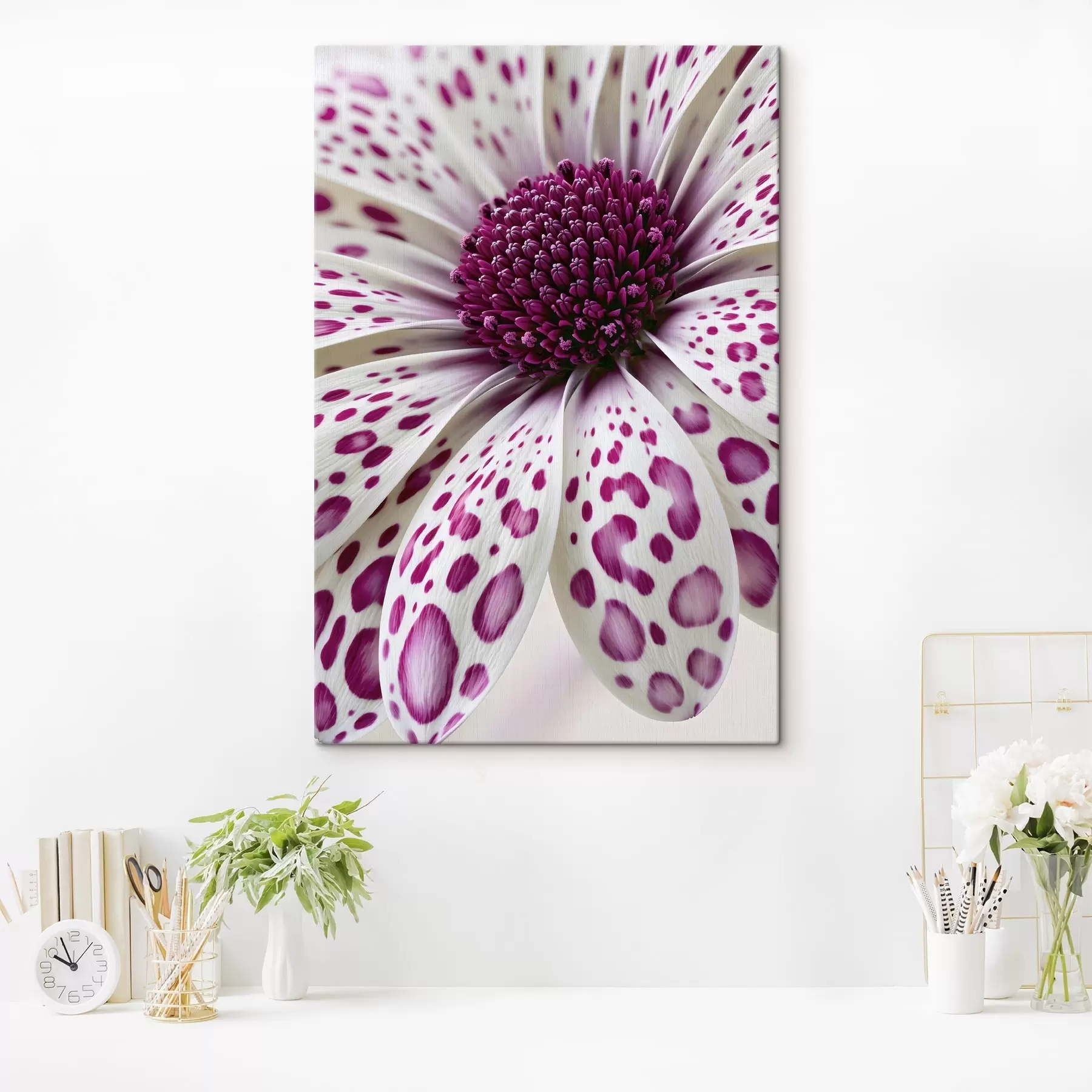  Schilderijen Close-up van een daisy-achtige bloem met levendige magenta luipaardvlekken s49867