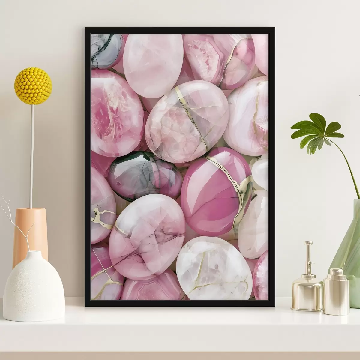 Affiche Une élégante composition « flat lay » composée de pierres précieuses polies dans différentes nuances de rose poudré f49872