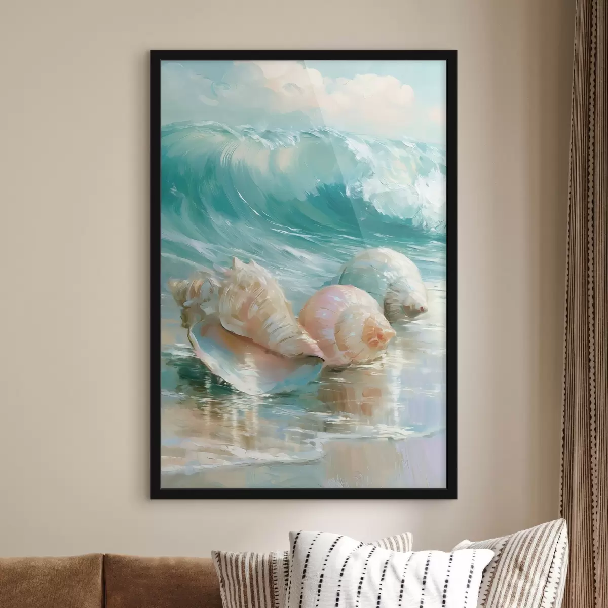 Affiche Une nature morte côtière paisible : trois coquillages délicats posés sur du sable lisse et humide au bord de l'océan, dans un style inspiré de la peinture à l'huile f49884