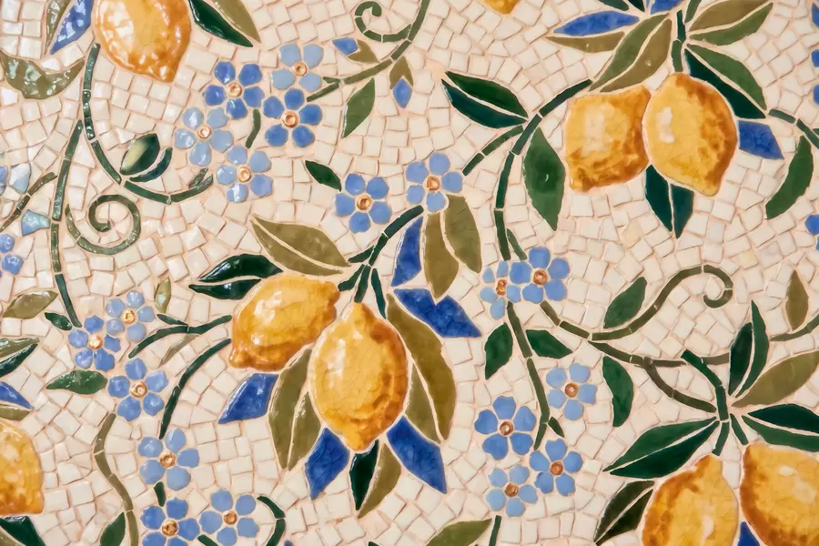 Fotobehang Een vrolijke decoratieve compositie in de stijl van een keramisch mozaïek, met sappige citroenen, bloemen, bladeren en takken w09948