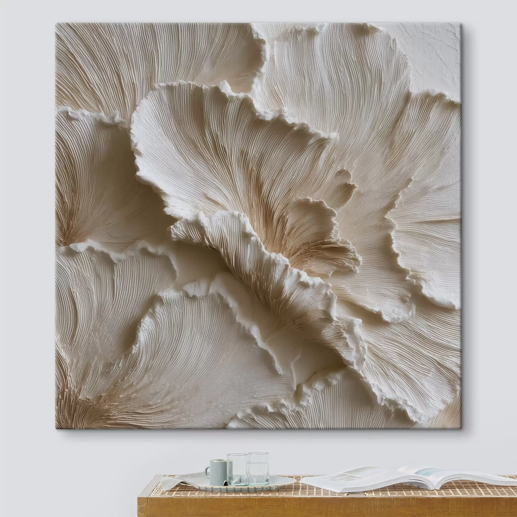  Peintures Composition volumétrique avec des pétales texturés dans des tons blancs et crème s49706