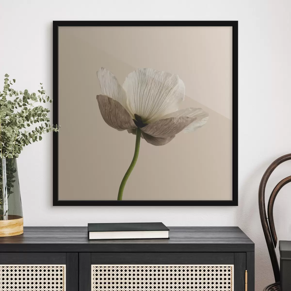 Affiche Fleur délicate aux pétales translucides sur fond beige, dans un style minimaliste f49718