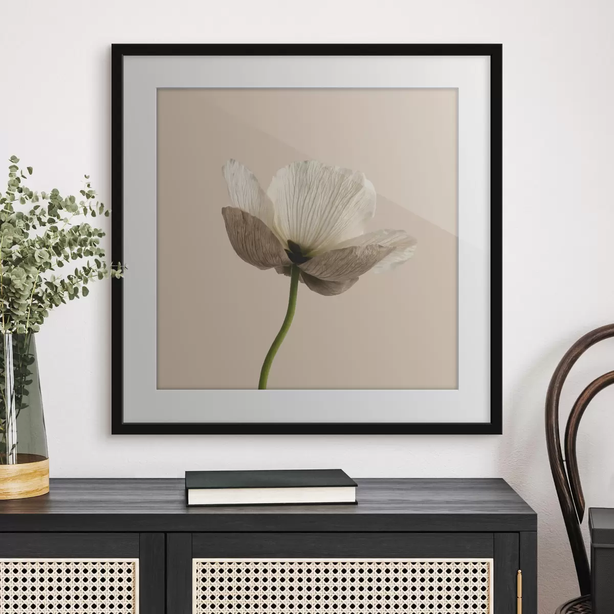Affiche Fleur délicate aux pétales translucides sur fond beige, dans un style minimaliste f49718