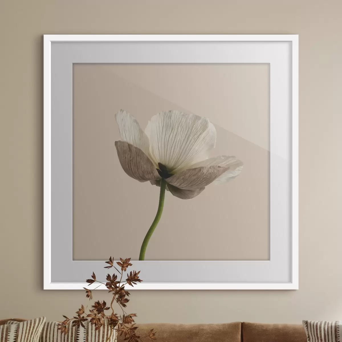 Affiche Fleur délicate aux pétales translucides sur fond beige, dans un style minimaliste f49718