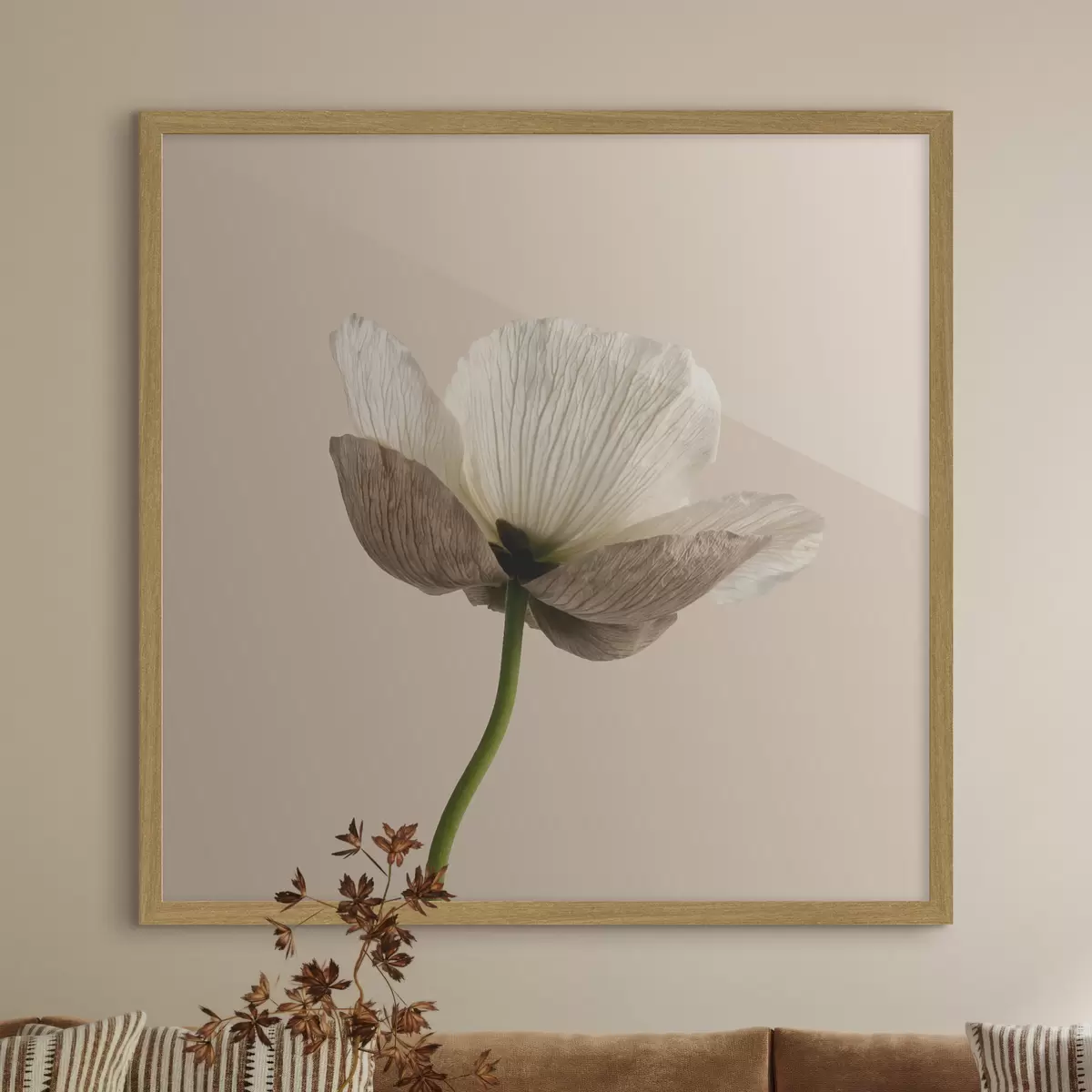 Affiche Fleur délicate aux pétales translucides sur fond beige, dans un style minimaliste f49718