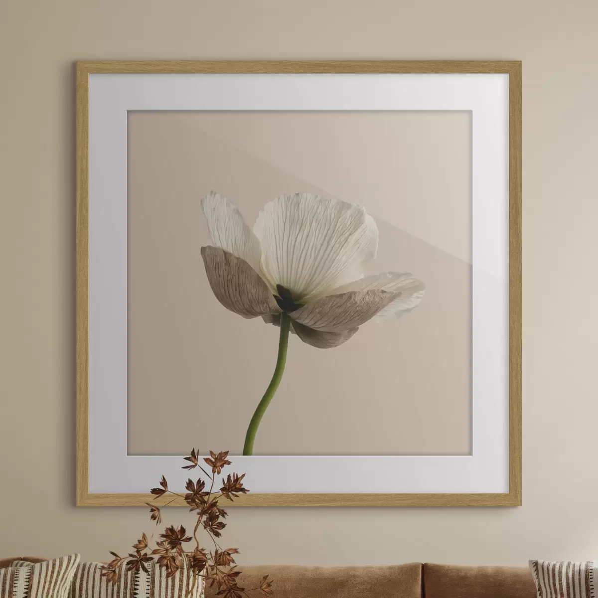 Affiche Fleur délicate aux pétales translucides sur fond beige, dans un style minimaliste f49718