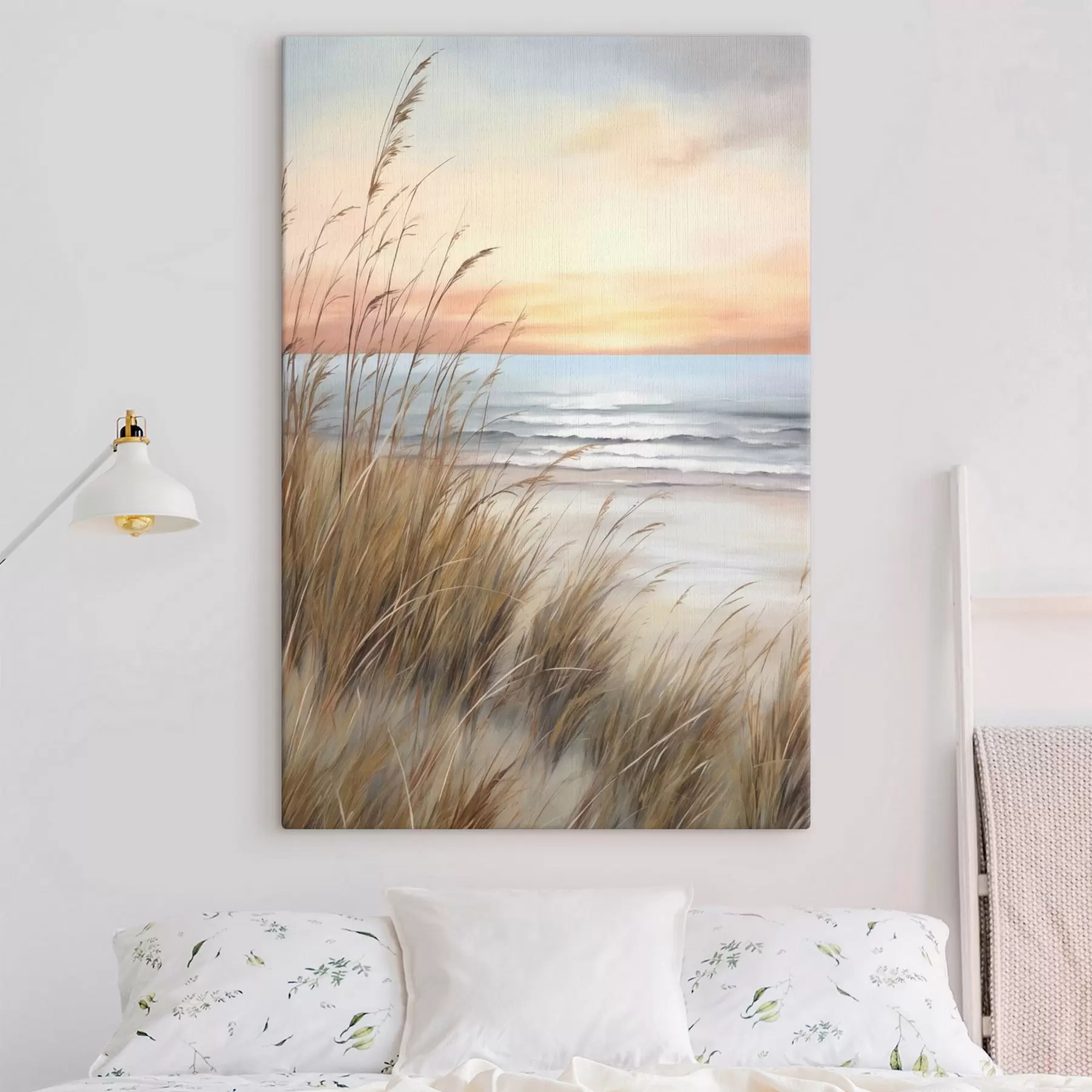  Schilderijen Hoog, droog gras op de voorgrond, met daarachter een strand en de zee; een zachte zonsondergang in pastelkleuren s50210
