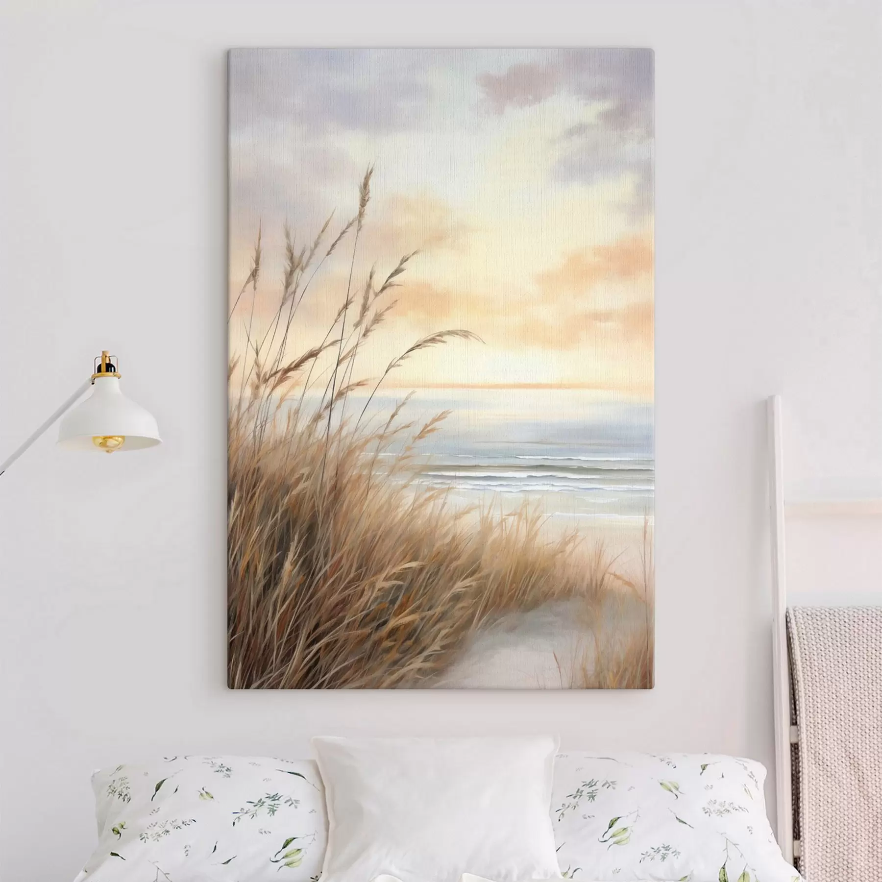  Peintures Au premier plan, de hautes herbes sèches, avec une plage et l'océan en arrière-plan ; un coucher de soleil aux teintes pastel s50211