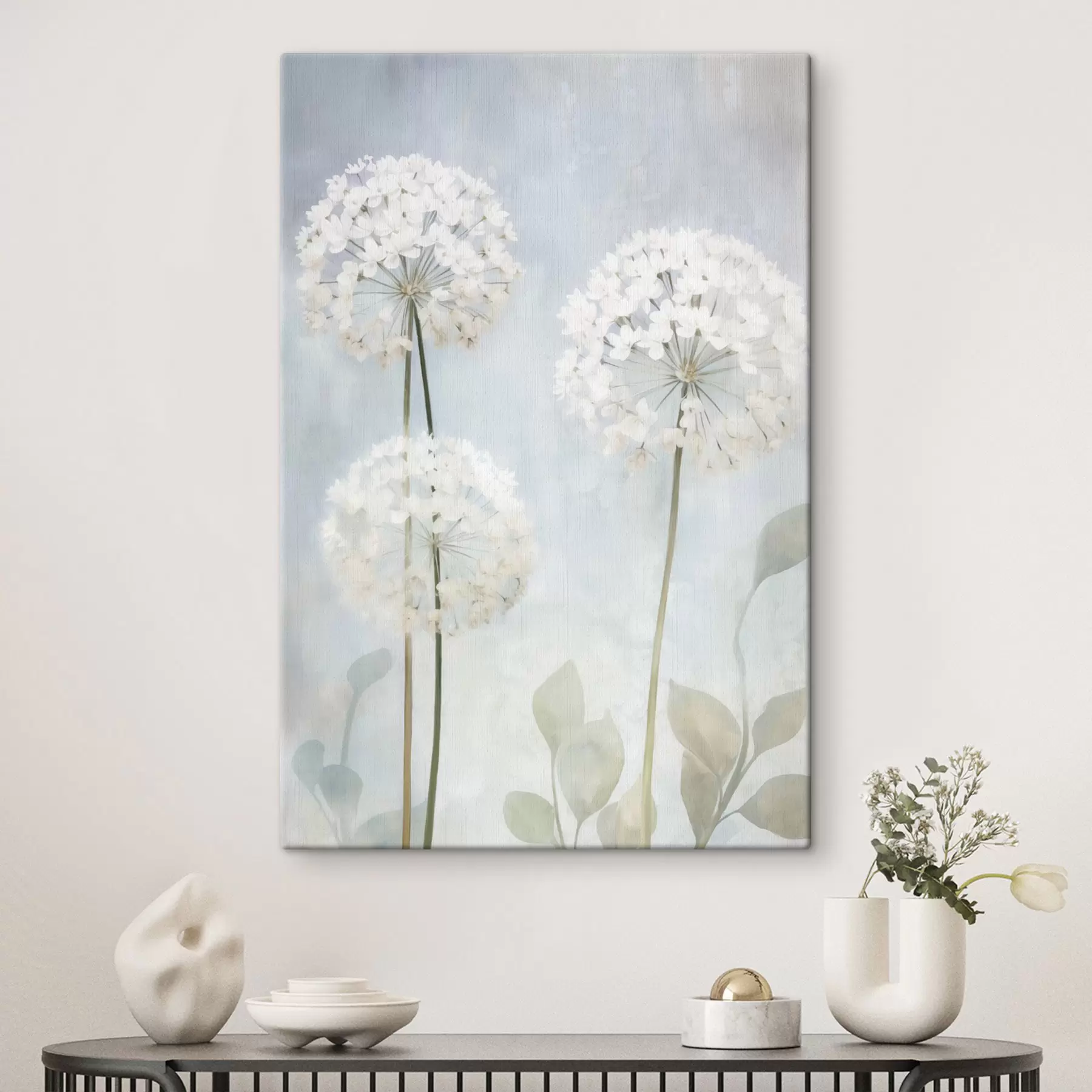  Schilderijen Witte paardenbloemen met groene blaadjes tegen een zachtblauwe en witte achtergrond s50213
