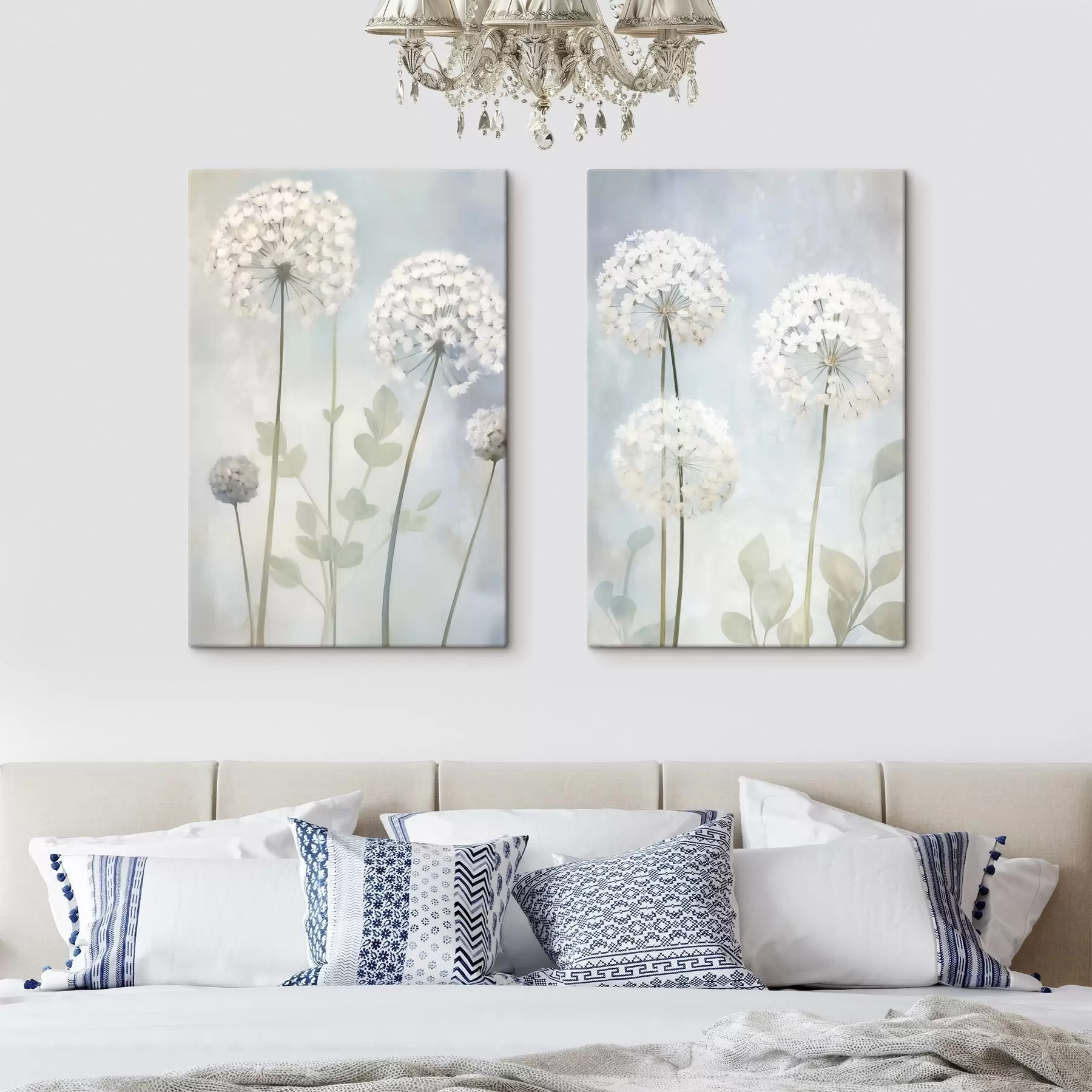  Schilderijen Witte paardenbloemen met groene blaadjes tegen een zachtblauwe en witte achtergrond m30839