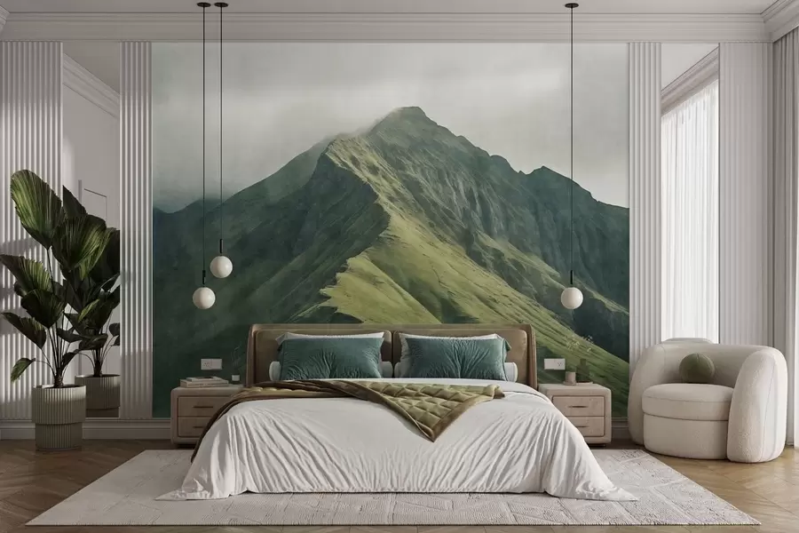 Fotobehang Malachietberg met groene hellingen en een top gehuld in een zachte mist w05820