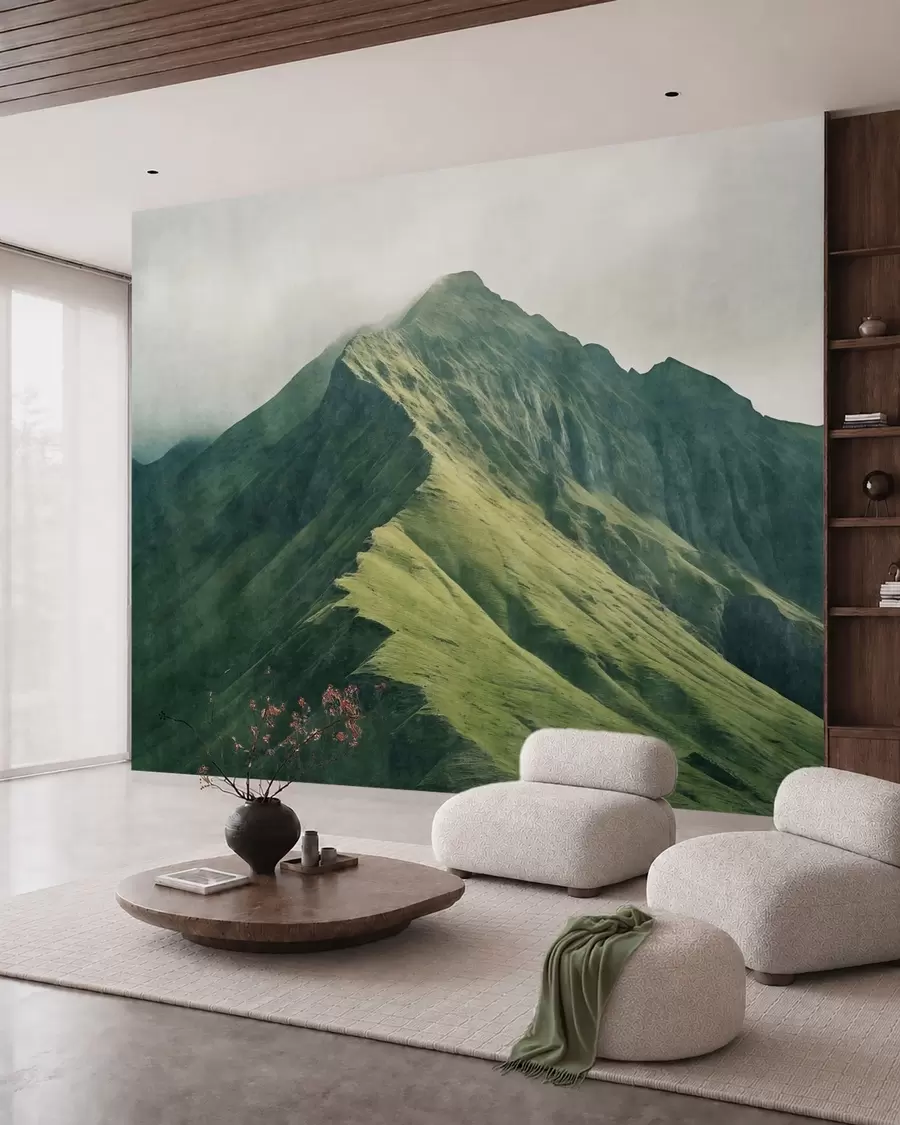 Papier peint photo Une montagne de malachite aux pentes verdoyantes, dont le sommet est enveloppé d'une brume légère w05820