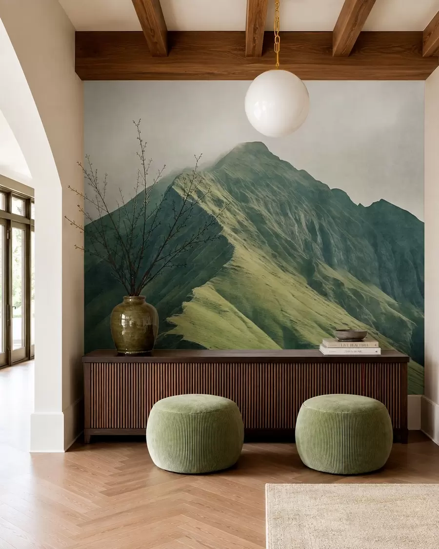 Papier peint photo Une montagne de malachite aux pentes verdoyantes, dont le sommet est enveloppé d'une brume légère w05820