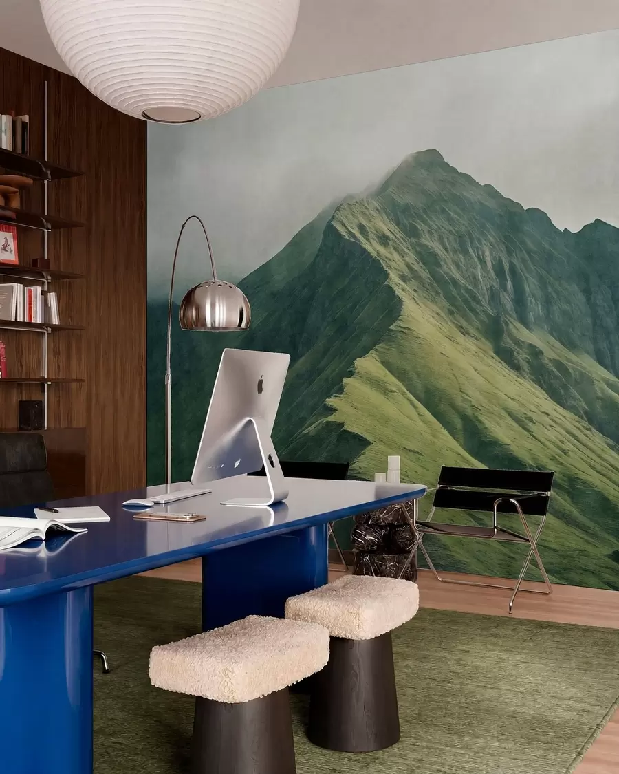 Fotobehang Malachietberg met groene hellingen en een top gehuld in een zachte mist w05820