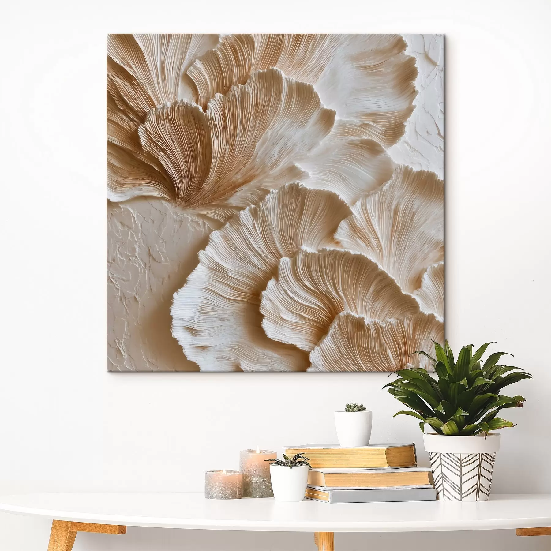  Peintures Une décoration d'intérieur contemporaine et abstraite, avec des formes tridimensionnelles en éventail dans des tons beiges chauds s50004