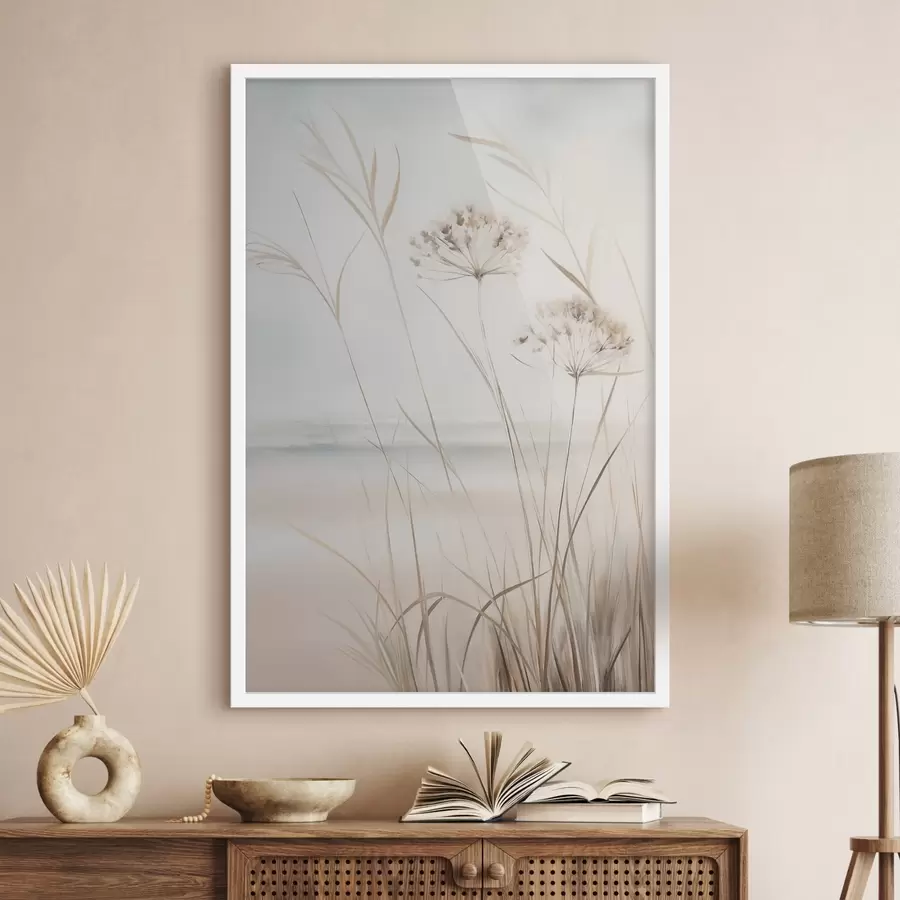 Papier peint photo De hautes herbes sèches et des fleurs aux tons beiges et blancs discrets, sur un arrière-plan doux et flou f50974