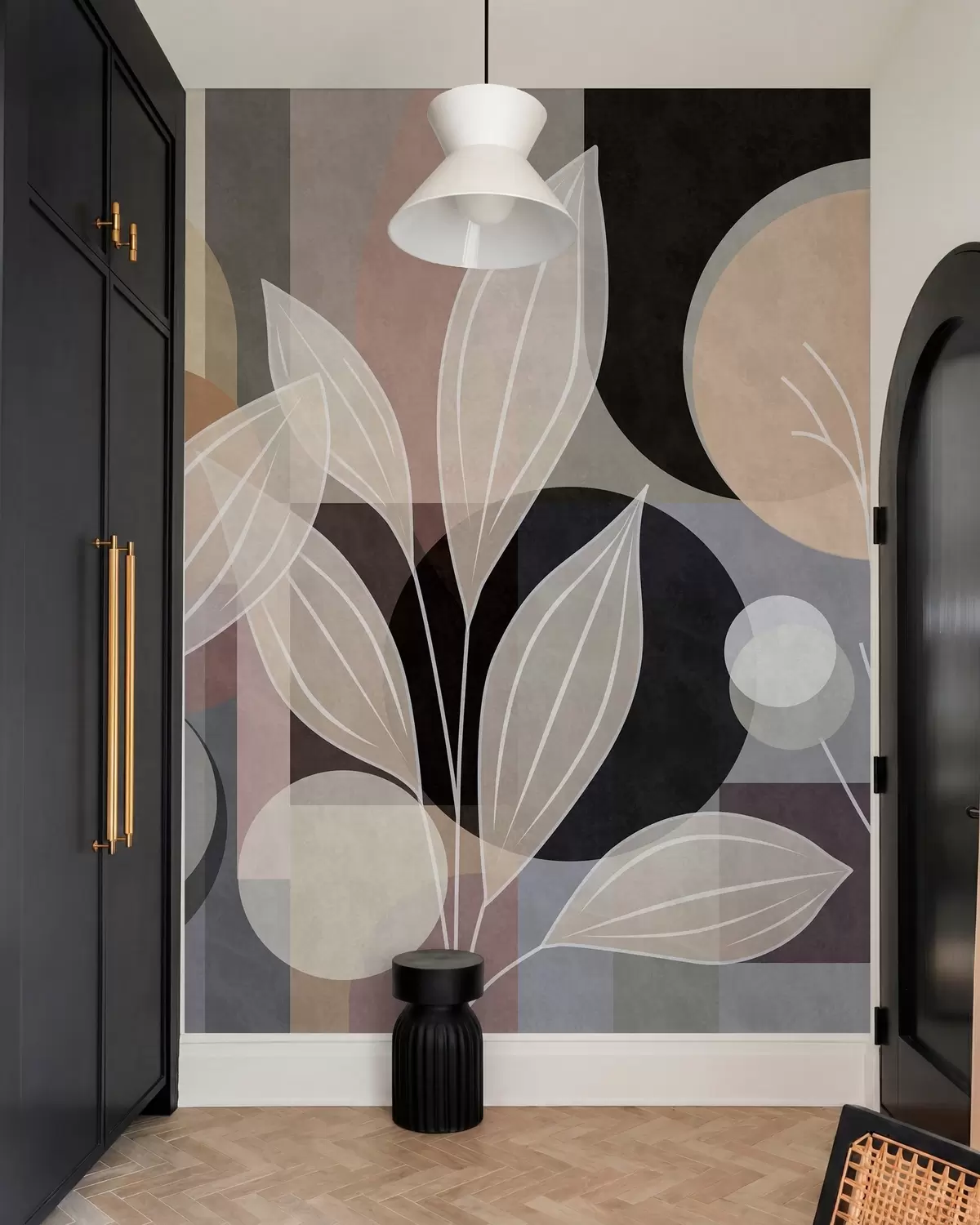 Fotobehang gestileerde bladeren tegen een geometrische achtergrond in beige tinten en donkere kleuren w05987