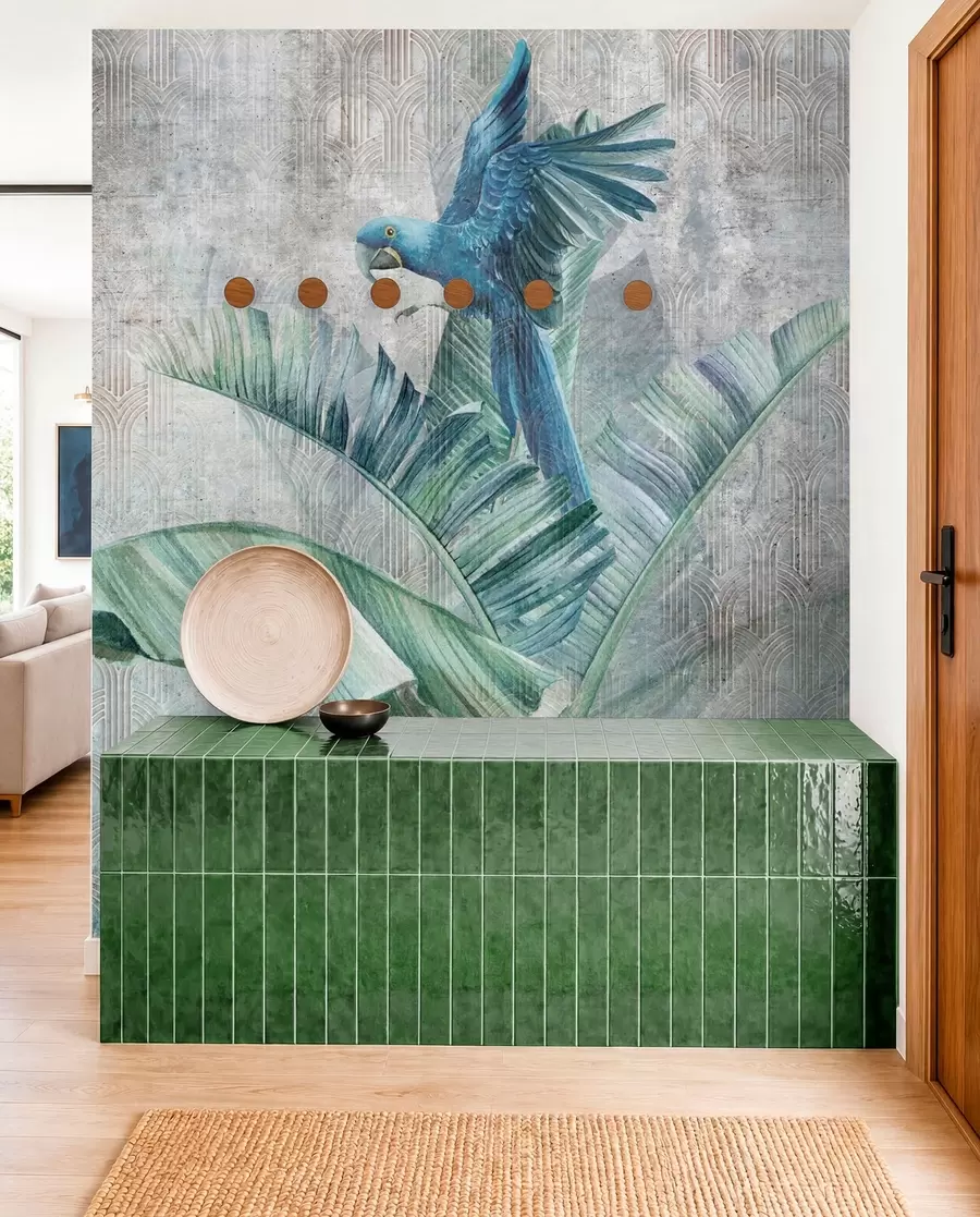 Fotobehang Grote blauwe papegaai op bananenboom met grunge concrete textuur u95432