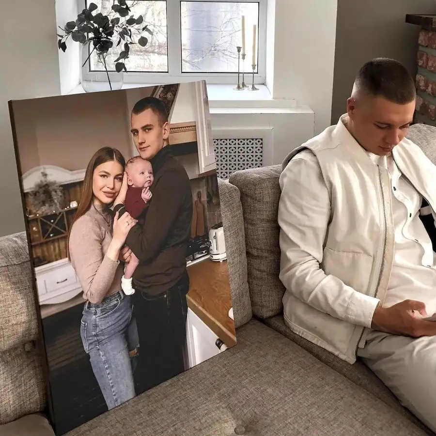  Peintures Confort, canapé et lunettes s34675